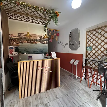 Crazy House Hostal *