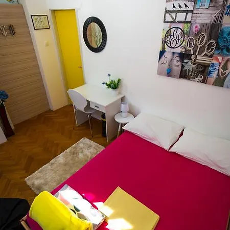 Crazy House Hostal *