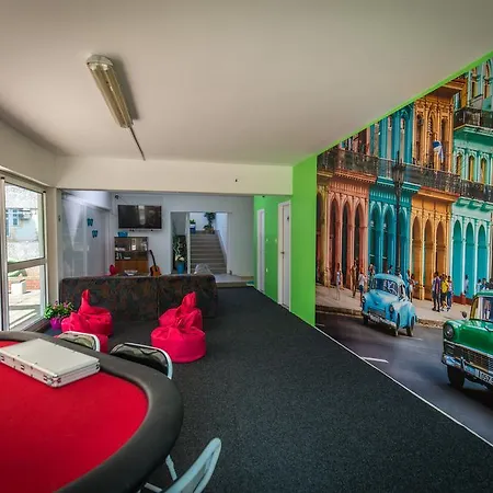 Crazy House Hostal *