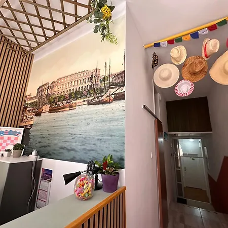 Hostel Crazy House *