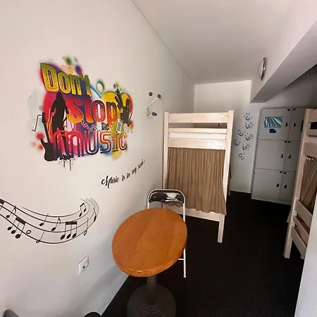 Vandrerhjem Crazy House *
