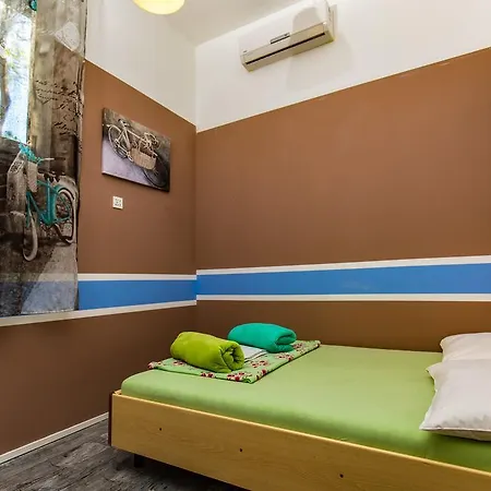 Hostel Crazy House